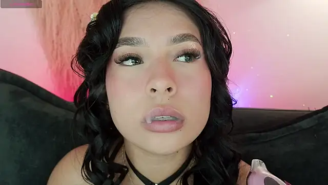 Snapshot of mia_roux1 chatting on June 14, 9:28 pm mia roux1 online show from June 14, 9:28 pm