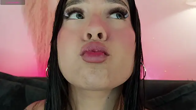 Snapshot of mia_roux1 chatting on June 20, 11:07 pm mia roux1 online show from June 20, 11:07 pm