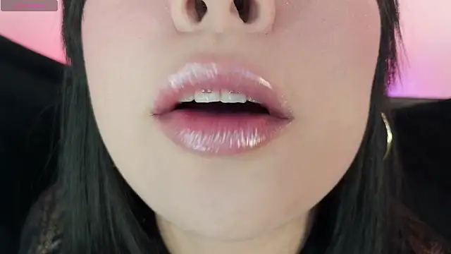 Snapshot of mia_roux1 chatting on June 21, 10:45 pm mia roux1 online show from June 21, 10:45 pm
