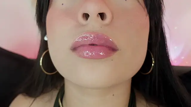 Snapshot of mia_roux1 chatting on June 24, 11:15 pm mia roux1 online show from June 24, 11:15 pm