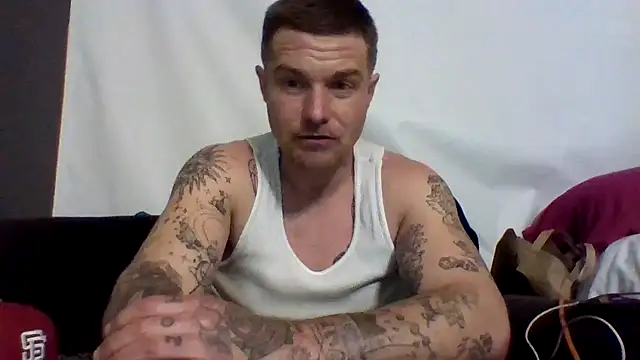 Snapshot of DadDDick925 chatting on February 4, 9:26 am DadDDick925 online show from February 4, 9:26 am