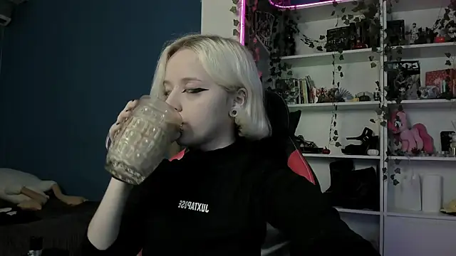 Holy Mistress S online show from November 18, 9:25 am