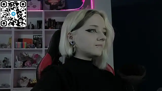 Snapshot of Holy_Mistress_S chatting on May 5, 8:44 am Holy Mistress S online show from May 5, 8:44 am
