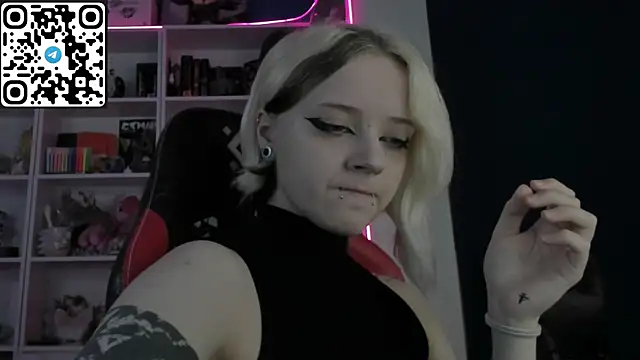 Snapshot of Holy_Mistress_S chatting on May 10, 8:41 am Holy Mistress S online show from May 10, 8:41 am