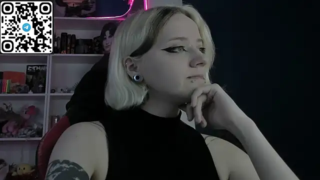 Snapshot of Holy_Mistress_S chatting on May 12, 8:22 am Holy Mistress S online show from May 12, 8:22 am