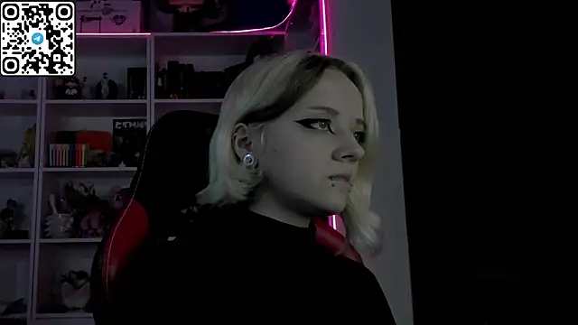 Snapshot of Holy_Mistress_S chatting on May 22, 9:37 am Holy Mistress S online show from May 22, 9:37 am