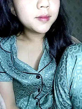 Quynhsumon online show from March 14, 2:55 pm