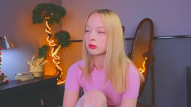 YungLyssy online show from December 16, 4:17 am