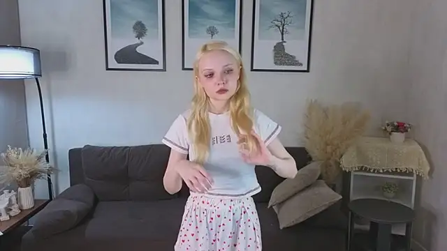 Snapshot of IraYounce chatting on October 29, 1:19 am IraYounce online show from October 29, 1:19 am