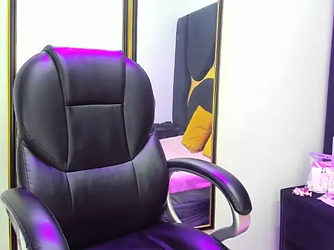 Gianna Johnson online show from November 21, 4:33 am