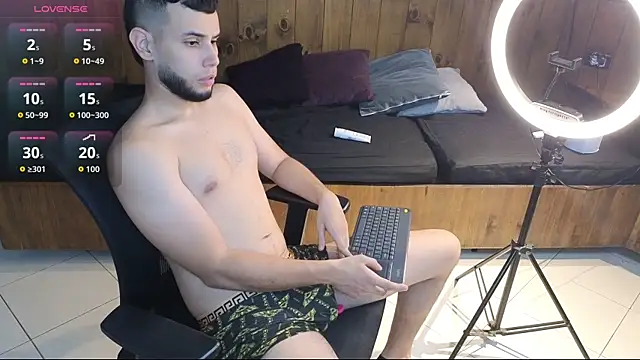 Snapshot of Maxcole_07 chatting on December 5, 7:32 pm Maxcole 07 online show from December 5, 7:32 pm