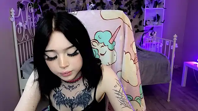 Snapshot of Emma_Kirks chatting on November 1, 11:01 am Emma Kirks online show from November 1, 11:01 am