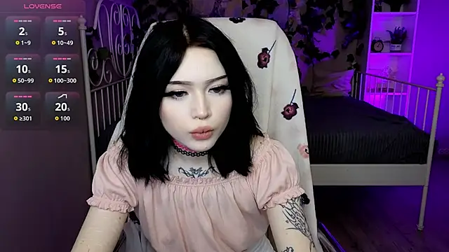 Snapshot of Emma_Kirks chatting on November 6, 10:38 am Emma Kirks online show from November 6, 10:38 am