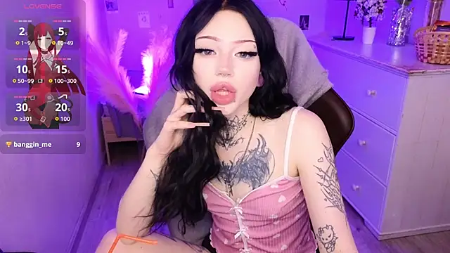 Snapshot of Emma_Kirks chatting on July 2, 12:33 pm Emma Kirks online show from July 2, 12:33 pm