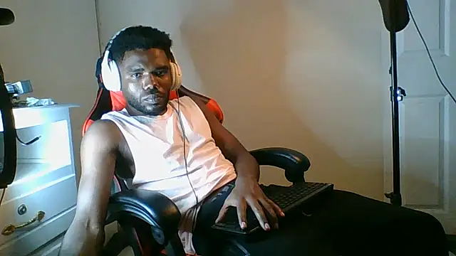 Snapshot of Suamyst_25 chatting on May 28, 4:43 am Suamyst 25 online show from May 28, 4:43 am