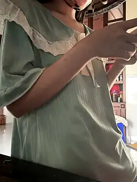 Snapshot of Emily-y chatting on December 19, 4:30 am Emily-y online show from December 19, 4:30 am