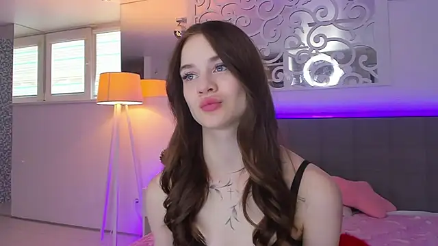 LuisaClover online show from February 28, 1:23 pm