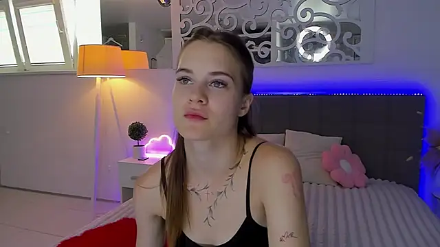 Snapshot of LuisaClover chatting on July 15, 12:21 pm LuisaClover online show from July 15, 12:21 pm