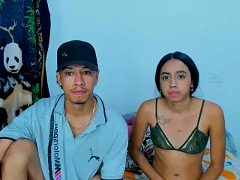 Snapshot of karoll_and_erik chatting on November 15, 6:59 pm karoll and erik online show from November 15, 6:59 pm