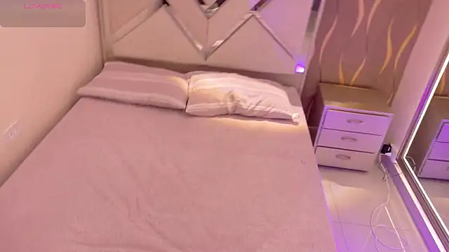 Snapshot of iam_nicolle chatting on February 14, 1:52 pm iam nicolle online show from February 14, 1:52 pm