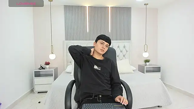 Snapshot of Maxii18_ chatting on December 5, 6:37 pm Maxii18 online show from December 5, 6:37 pm