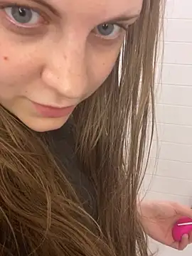 Snapshot of elliepixie chatting on August 2, 7:45 pm elliepixie online show from August 2, 7:45 pm