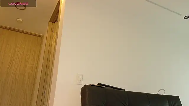 Snapshot of sophie_duval chatting on June 21, 9:01 am sophie duval online show from June 21, 9:01 am
