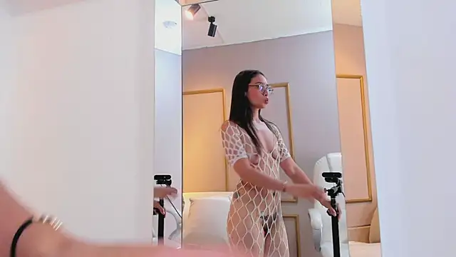 NahimiThompson online show from February 4, 8:03 pm