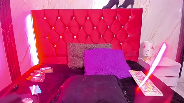 Mariam schubertt online show from December 19, 9:00 pm