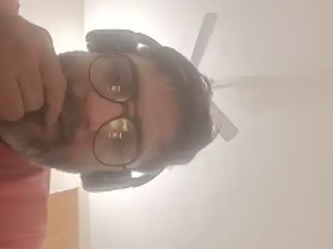 Snapshot of sharkslayer143 chatting on October 25, 10:56 am sharkslayer143 online show from October 25, 10:56 am