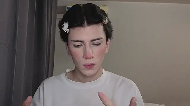 Oliver star boy  online show from October 31, 4:30 pm