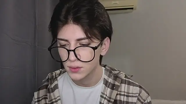 Oliver star boy  online show from November 12, 6:41 pm