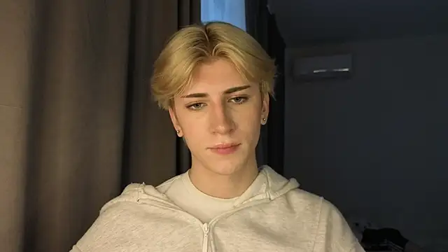 Snapshot of Oliver_star_boy_ chatting on May 25, 12:11 pm Oliver star boy online show from May 25, 12:11 pm
