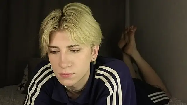 Snapshot of Oliver_star_boy_ chatting on June 4, 7:09 pm Oliver star boy online show from June 4, 7:09 pm