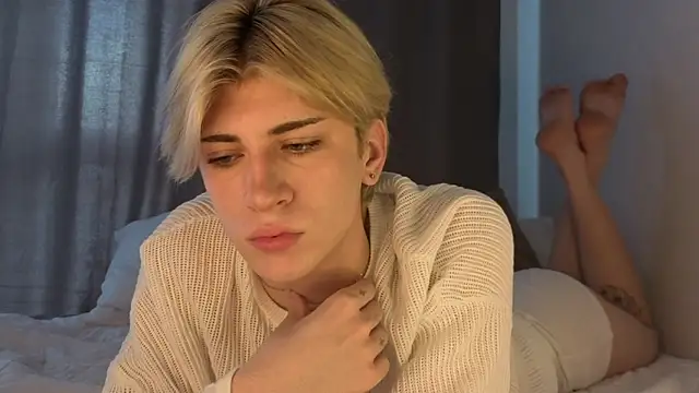 Snapshot of Oliver_star_boy_ chatting on June 9, 8:37 am Oliver star boy online show from June 9, 8:37 am