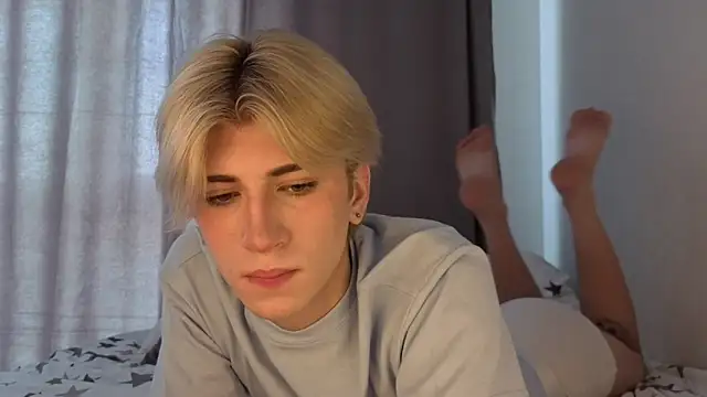 Snapshot of Oliver_star_boy_ chatting on June 12, 7:51 am Oliver star boy online show from June 12, 7:51 am