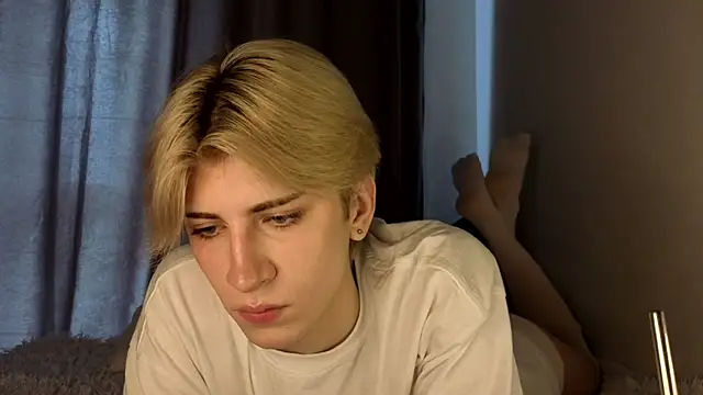 Snapshot of Oliver_star_boy_ chatting on June 14, 11:23 am Oliver star boy online show from June 14, 11:23 am