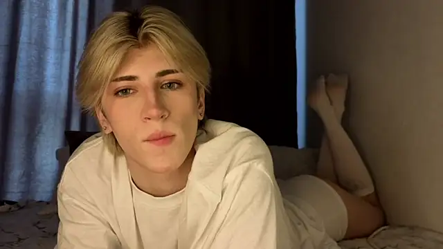 Snapshot of Oliver_star_boy_ chatting on June 19, 12:53 pm Oliver star boy online show from June 19, 12:53 pm