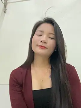 Bee Yellow00 online show from October 25, 4:20 am