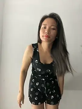 Bee Yellow00 online show from October 29, 5:14 pm