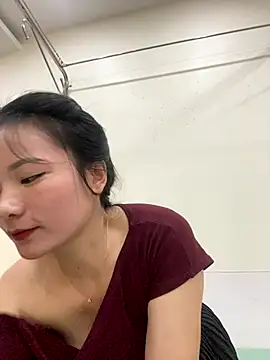 Bee Yellow00 online show from October 30, 5:20 am