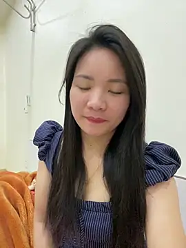 Bee Yellow00 online show from February 12, 5:13 am