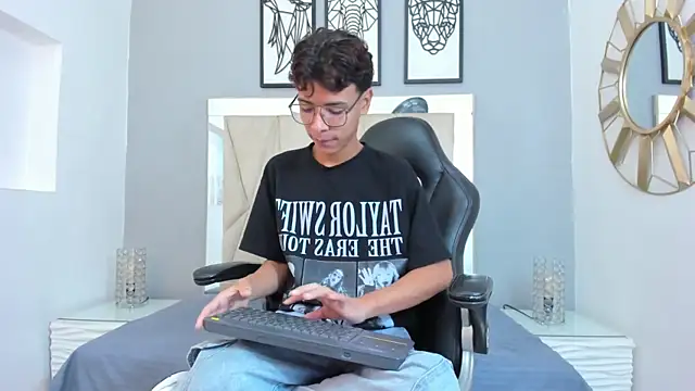 Snapshot of adams_bobby chatting on November 21, 11:31 am adams bobby online show from November 21, 11:31 am