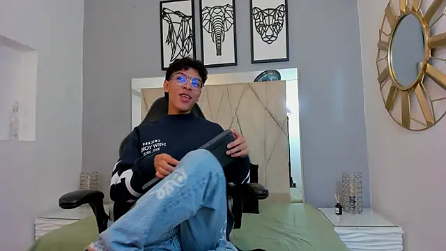 Snapshot of adams_bobby chatting on December 1, 11:37 am adams bobby online show from December 1, 11:37 am