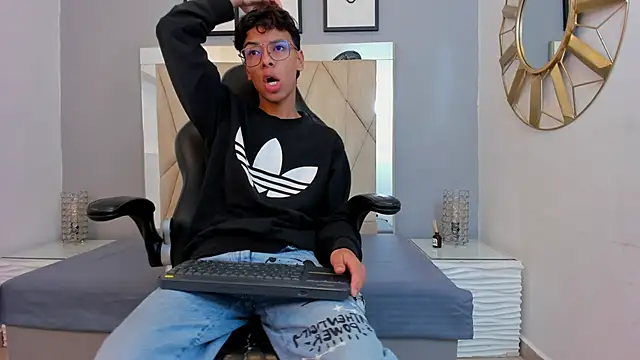 Snapshot of adams_bobby chatting on December 2, 11:26 am adams bobby online show from December 2, 11:26 am