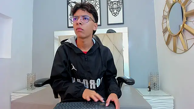 Snapshot of adams_bobby chatting on December 14, 11:37 am adams bobby online show from December 14, 11:37 am