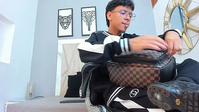 adams bobby online show from April 26, 10:57 am