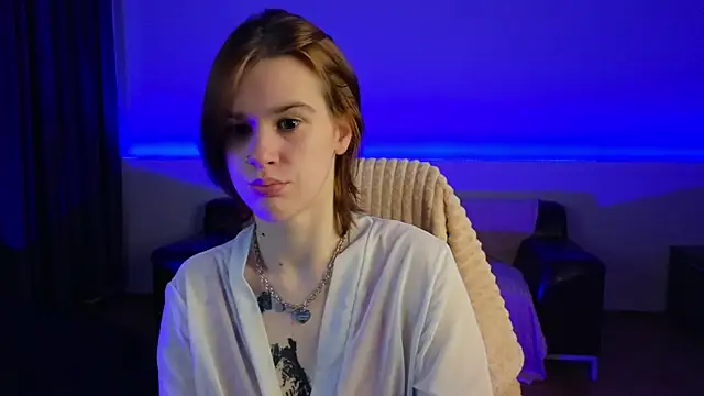 LoraPuffs online show from June 9, 2:17 pm