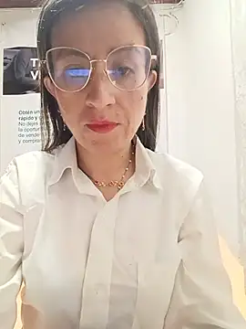 Snapshot of Valentina--1 chatting on May 18, 9:59 am Valentina--1 online show from May 18, 9:59 am