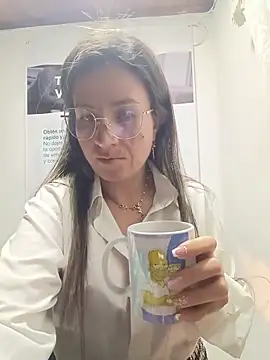 Snapshot of Valentina--1 chatting on May 22, 10:10 am Valentina--1 online show from May 22, 10:10 am